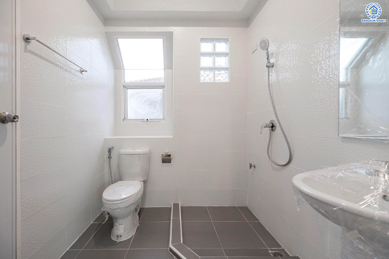 บ้านมือสองตกแต่งใหม่ โครงการ ชลลดา วัดลาดปลาดุก คุณภาพระดับ L&H บนเนื้อที่ 52.5 ตร.ว. พร้อมฟังก์ชัน 3 ห้องนอน 2 ห้องน้ำ จอดรถได้ 1 คัน บนทำเลศักยภาพ เพียง 15 นาทีถึงเซ็นทรัลเวสท์เกต ใกล้รถไฟฟ้าสายสีม่วง "สถานีคลองบางไผ่"